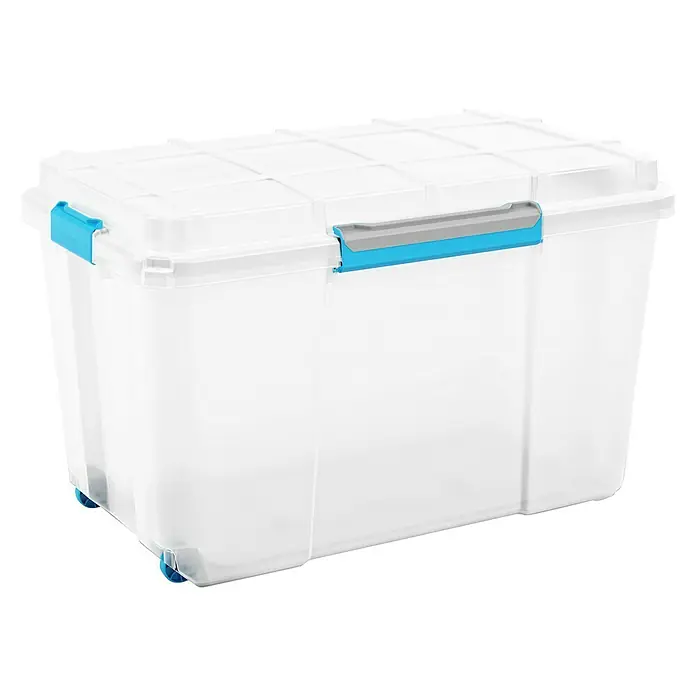 Keter Aufbewahrungsbox Scuba XL - L x B x H: 73,5 x 44,5 x 46 cm, Kunststoff, Transparent, Mit Deckel - Nahaufnahme einer durchsichtigen Aufbewahrungsbox aus Kunststoff mit blau-grauen Verschlüssen und Rollen. Ideal zum Aufbewahren von Gegenständen.