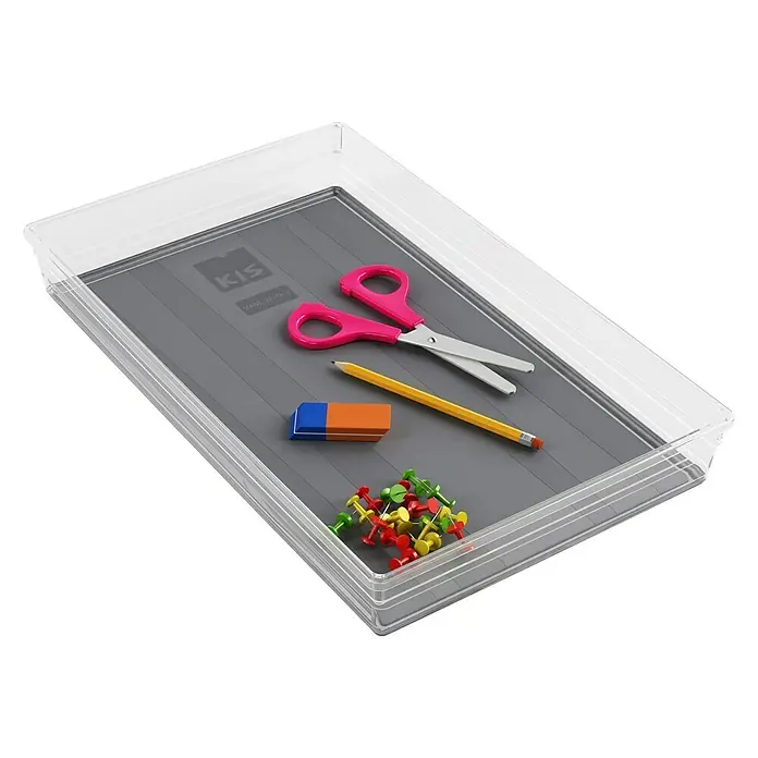 Sistemo Schubladeneinsatz - 39 x 24 x 5 cm, Transparent, Kunststoff - Ein grauer KIS-Behälter aus Kunststoff mit Bürobedarf wie Schere, Bleistift, Radiergummi und Reißzwecken, ideal für die Organisation.