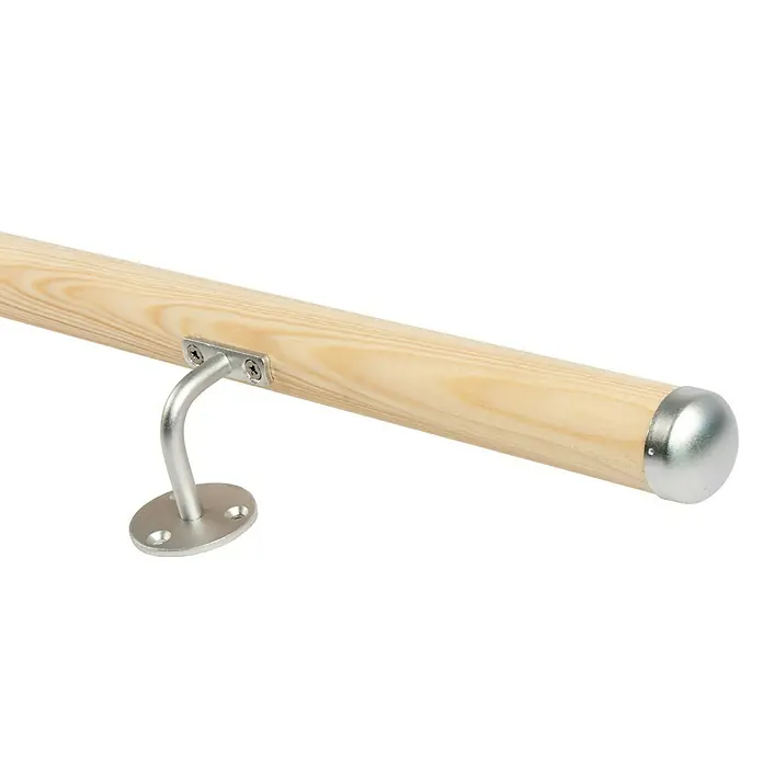 Dolle Handlauf-Set PS 053 - Fichte, Unbehandelt, Länge: 150 cm - Detailaufnahme eines hellen Holzhandlaufs mit silberner Halterung und Endkappe vor schwarzem Hintergrund.