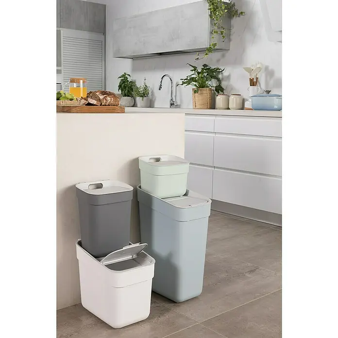 Curver Standard Mülleimer Ready to Collect - 20 l, Kunststoff, Weiß - Verschiedenfarbige Abfallbehälter aus Kunststoff in einer Küche mit weißen Schränken. Abfalltrennung leicht gemacht!