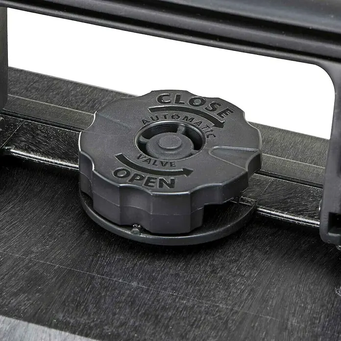Wasserdichter Koffer MAX800 - L x B x H: 850 x 440 x 158 mm, Mit Würfelschaumstoffeinlage, Passend für: Waffen, Schwarz, Kunststoff - Nahaufnahme eines schwarzen automatischen Ventilverschlusses mit der Aufschrift "Open" und "Close" auf einer dunklen Oberfläche.