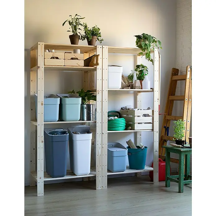 Curver Standard Mülleimer Ready to Collect - 30 l, Kunststoff, Weiß - Ein offenes, hölzernes Regalsystem mit verschiedenen Aufbewahrungsboxen, Eimern und Pflanzen, ideal zur Organisation von Gartenutensilien.