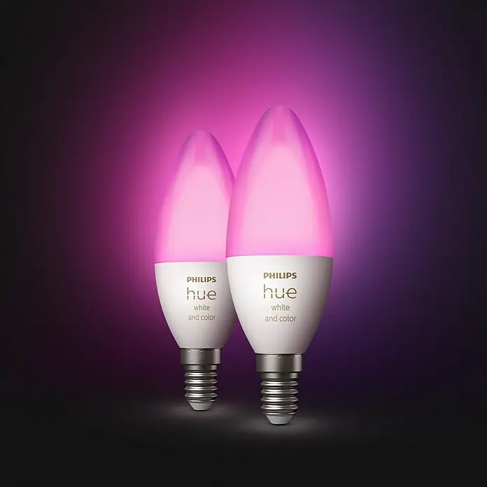 Philips Hue Smart-LED-Lampen Set - E14, Dimmbar, RGBW, 470 lm, 5,3 W - Zwei Philips Hue White and Color Ambiente Kerzenlampen mit E14-Sockel, die ein farbiges Licht ausstrahlen.
