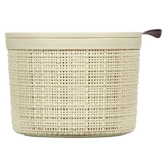 Curver Aufbewahrungsbox Jute - Ø x H: 17,1 x 12,6 cm, Cremeweiß - Ein cremefarbener, gewebter Korb mit einem Griff ist auf einem schwarzen Hintergrund abgebildet. Ideal für die Aufbewahrung.