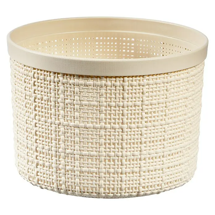 Curver Aufbewahrungsbox Jute - Ø x H: 17,1 x 12,6 cm, Cremeweiß - Nahaufnahme eines cremefarbenen, geflochtenen Aufbewahrungskorbs aus Kunststoff mit perforierter Innenseite und verstärktem Rand.
