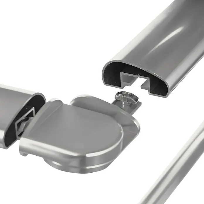 Dolle Eckverbinder-Set PS 202 - Dark Grey - Detailaufnahme einer silbernen Duschstange mit Halterung und Verbindungselementen vor schwarzem Hintergrund. Elegantes Baddesign.