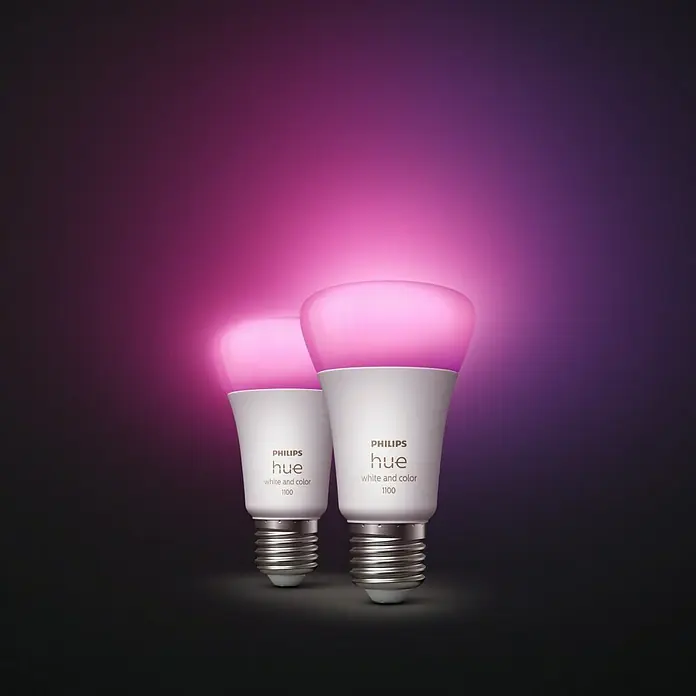 Philips Hue Smart-LED-Lampen Set White & ColorE27, Dimmbar, RGBW, 1.100 lm, 11 W, 2 Stk. - Zwei Philips Hue White and Color 1100 Glühbirnen, die in leuchtendem Pink erstrahlen und eine stimmungsvolle Atmosphäre schaffen.