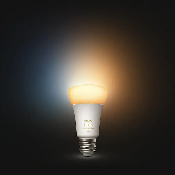 Philips Hue Smart-LED-Lampen Set White AmbianceE27, Dimmbar, Warmweiß, 1.600 lm, 13 W, 1 Stk. - Nahaufnahme einer Philips Hue White Ambiance 800 LED-Lampe, die warmes Licht ausstrahlt, ideal für stimmungsvolle Beleuchtung.