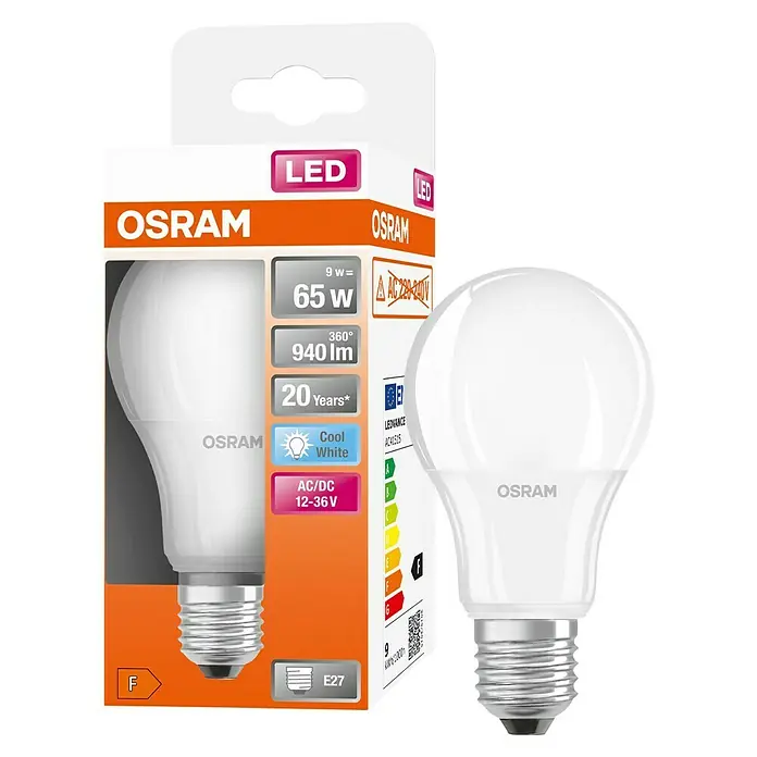 Osram LED-Lampe Glühlampenform E27 matt für Niederspannungssysteme - E27, Nicht Dimmbar, Kaltweiß, 940 lm, 9 W - Das Bild zeigt eine OSRAM LED-Lampe in ihrer Verpackung, die Energieeffizienz und eine lange Lebensdauer verspricht.
