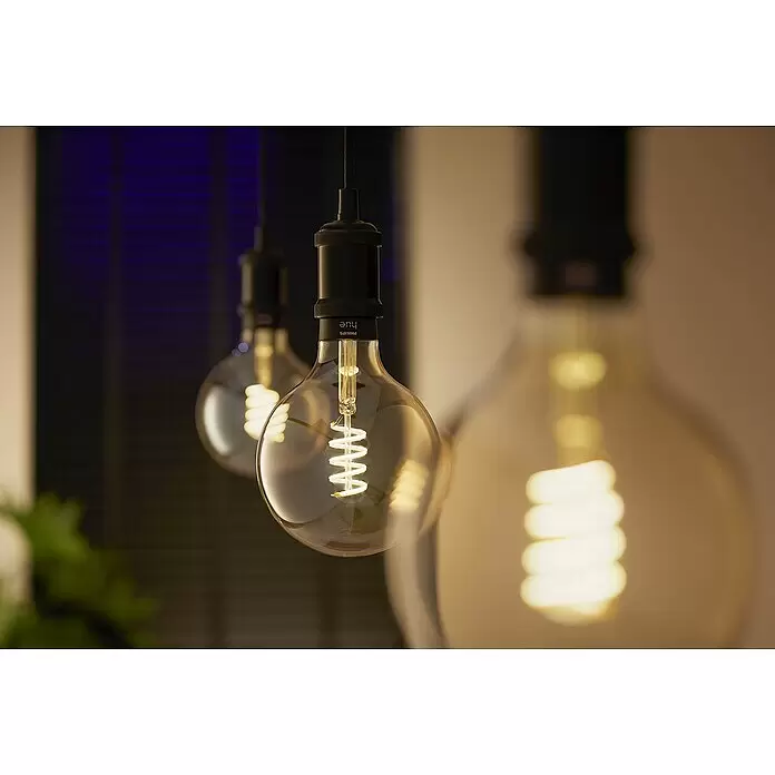 Philips Hue Smart-LED-Lampe White Ambiance Filament - E27, Dimmbar, Warmweiß, 550 lm, 7 W, Lampenbezeichnung: G125, 1 Stk. - Stimmungsaufnahme