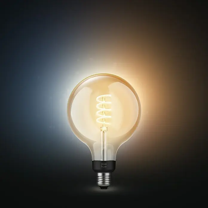 Philips Hue Smart-LED-Lampe White Ambiance Filament - E27, Dimmbar, Warmweiß, 550 lm, 7 W, Lampenbezeichnung: G125, 1 Stk. - Nahaufnahme einer Philips Hue Filament Globe Lampe mit warmweißem Licht, ideal für stimmungsvolle Beleuchtung im Zuhause.