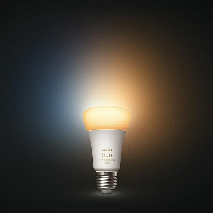 Philips Hue Smart-LED-Lampen Set White Ambiance - E27, Dimmbar, Warmweiß, 1.100 lm, 8 W, 1 Stk. - Nahaufnahme einer Philips Hue White Ambiance 1100 Glühbirne, die ein warmes, dimmbares Licht für eine gemütliche Atmosphäre ausstrahlt.