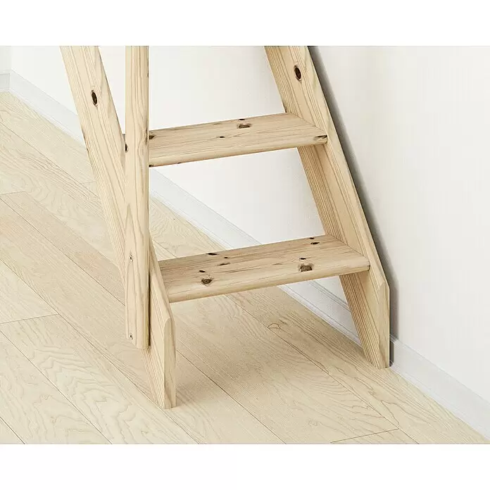 Dolle Raumspartreppe Kiel - Breite: 57,2 cm, Fichte, Anzahl Steigungen: 13 Stk., Geschosshöhe: 283,5 cm - Helle Holztreppe aus Naturholz mit zwei stabilen Stufen, Maserung und Ästen sichtbar, lehnt an einer weißen Wand auf einem Holzfußboden.