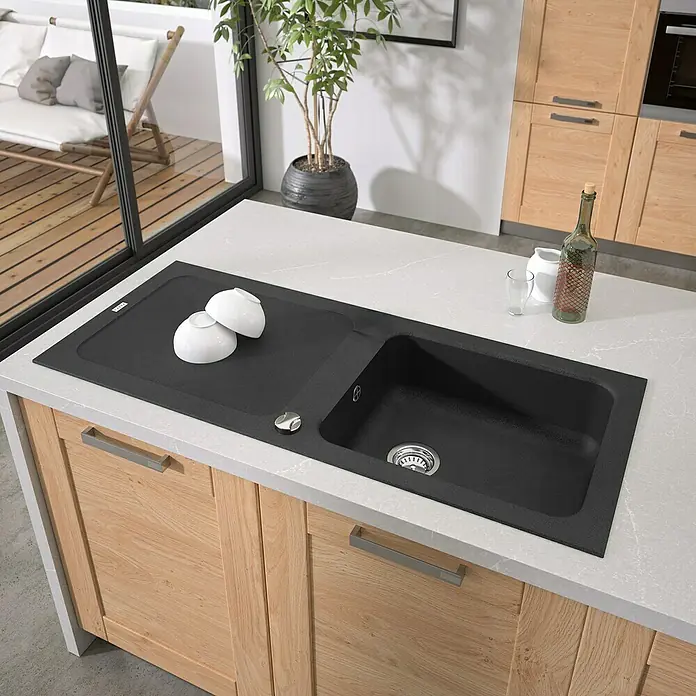 Carea Einbauspüle Botia - 118 x 50 cm, Schwarz, Material Spüle: CAREAlith® - Eine schwarze Küchenspüle mit Abtropffläche aus robustem Material, ideal für moderne Küchen. Stilvolles Design trifft auf Funktionalität.
