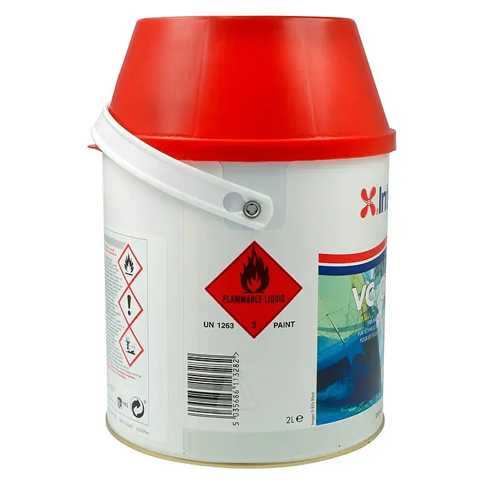 International Hartantifouling VC Offshore EU - Muschelweiß, 2 l - Dose mit rotem Deckel, die entzündliche Flüssigkeiten wie Farbe enthält, gekennzeichnet durch Gefahrensymbole und Barcode.