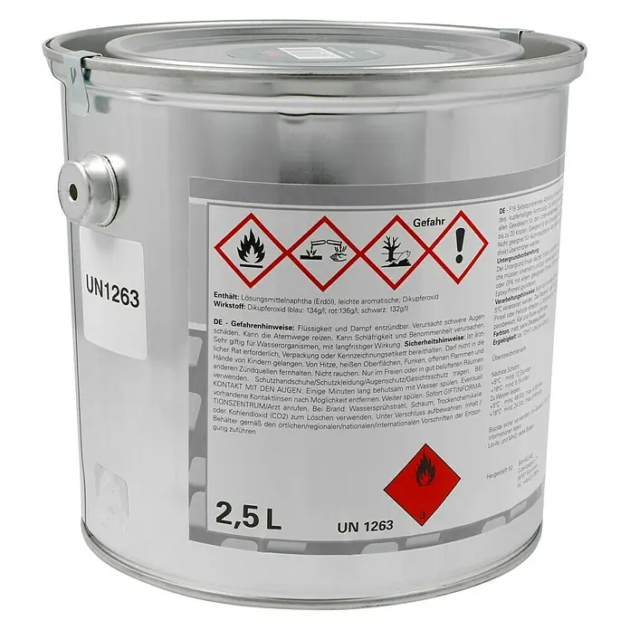 F18 Selbstpolierendes Antifouling SP - Blau, 2,5 l - Dose mit UN1263 Gefahrgutaufkleber, enthält Lösungsmittelnaphtha (Erdöl), leicht entzündlich, mit Warnhinweisen und Sicherheitsvorkehrungen.