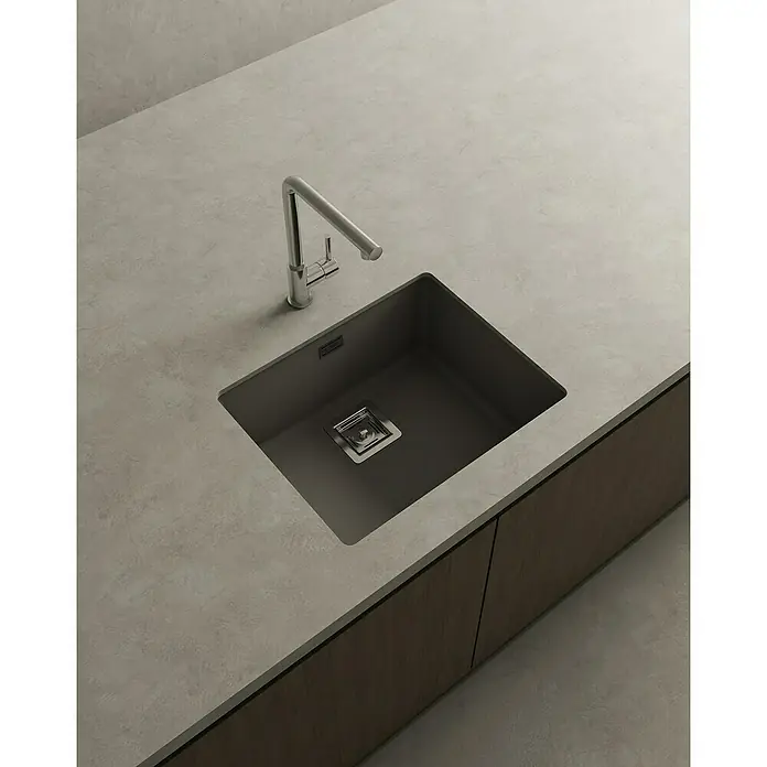 Poalgi Fregadero encastrable Zie Soft 50 - 45 x 55 cm, Material compuesto, Gris, Brillante - Primer plano de un fregadero de cocina moderno con grifo elegante, integrado en una encimera elegante.