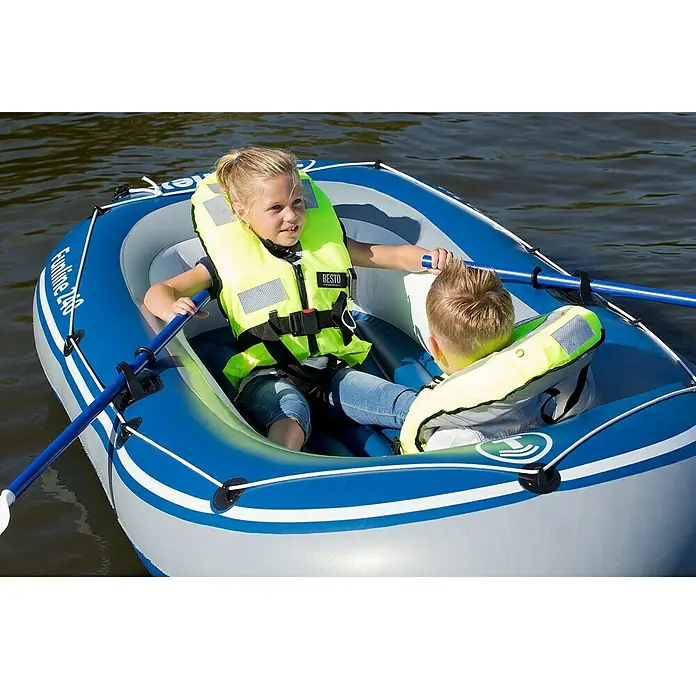 Talamex Schlauchboot Funline 240 - 240 x 140 cm, Geeignet für: 2 Personen, Nutzlast: 165 kg - Zwei Kinder in Schwimmwesten sitzen in einem blauen Schlauchboot auf dem Wasser und haben Spaß beim Rudern.