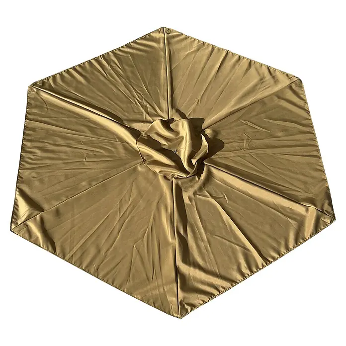 Techo de repuesto Lian - Taupe, Específico para: Parasol de jardín Lian Ø 200 cm, 200 cm - Primer plano de un camino de mesa hexagonal de color dorado con centro fruncido y borde plateado sobre un fondo negro.