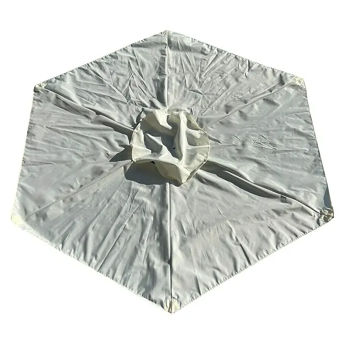 Techo de repuesto Lian - Crudo, Específico para: Parasol de jardín Lian Ø 200 cm, 200 cm - Primer plano de una cubierta de sombrilla de patio blanca, hexagonal y ligeramente arrugada. El material está plegado y tiene un nudo de tela central.