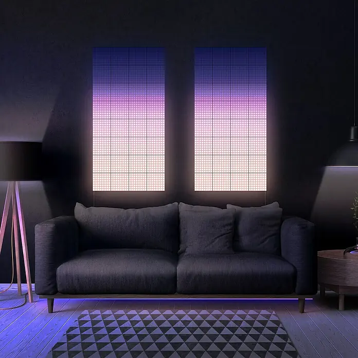 Twinkly LED-Panel-Set Squares RGB StartersetRGB - Eine moderne Wohnzimmeransicht mit einem grauen Sofa und beleuchteten Nanoleaf-Panels an der Wand, die eine stilvolle Atmosphäre schaffen.