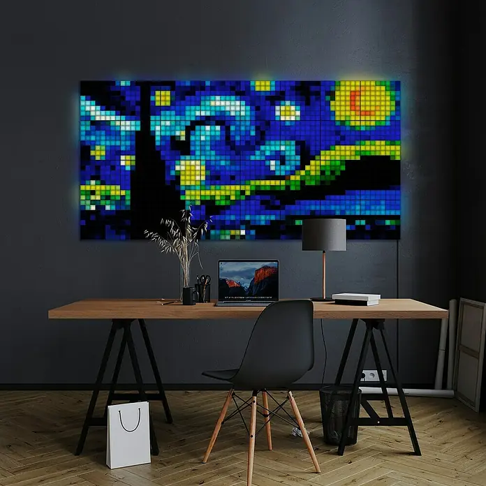 Twinkly LED-Panel-Set Squares RGB Starterset - RGB - Darstellung des LED-Wandbildes "Sternennacht" in einem modernen Arbeitszimmer, das ein Kunstwerk als funktionale Beleuchtung präsentiert.