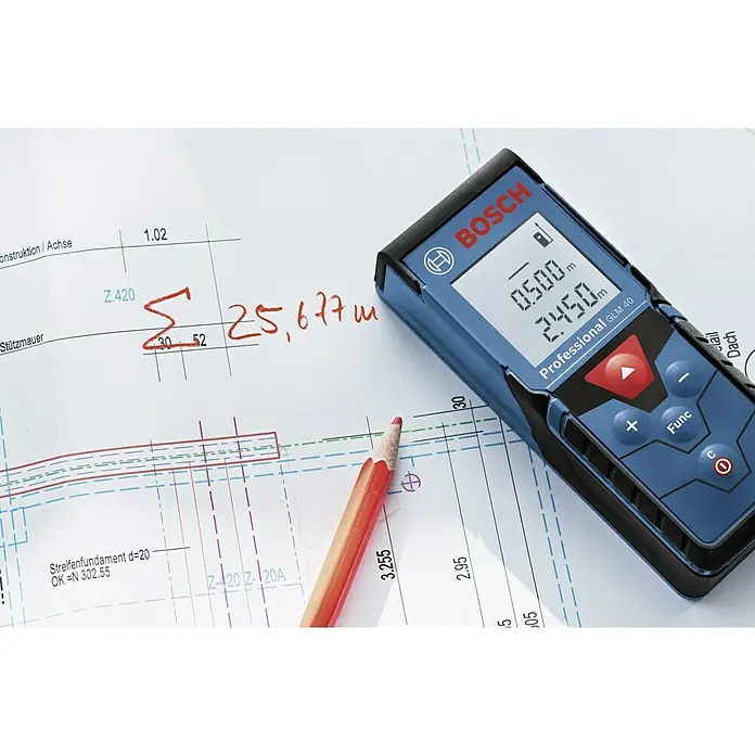 Bosch Professional Medidor de distancia láser GLM 40 - Gama de medición: 0,15 m - 40 m - Un medidor láser Bosch GLM 40 Professional sobre un plano de construcción junto a un lápiz.