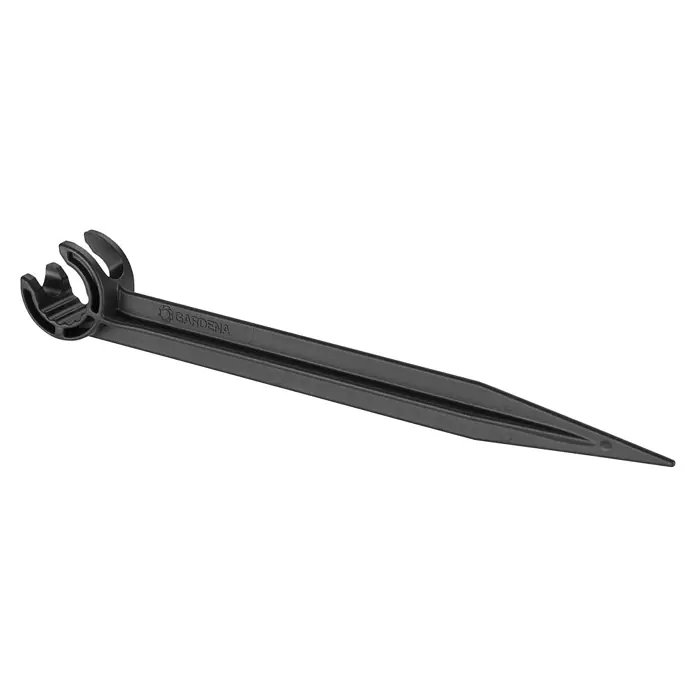 Gardena Micro-Drip Rohrhalter - Größe Anschluss: ½″, 10 Stk. - Das Bild zeigt einen Gardena Rohrhalter: Er dient zur Fixierung von Bewässerungsrohren im Garten und ist aus robustem, schwarzem Kunststoff gefertigt.
