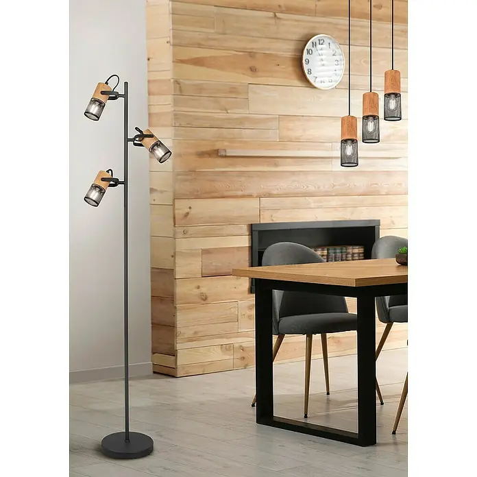 Trio Lighting Tosh Lámpara de pie - 45 W, Altura: 150 cm, Negro, E14 - Una moderna lámpara de pie con tres focos ajustables de madera y metal, que proyecta una luz cálida en un comedor elegante.