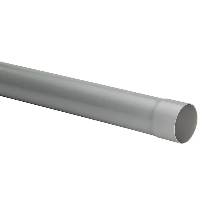 FunkeGruppe Fallrohr - Nennweite: 50 mm, Länge: 200 cm, Kunststoff, Grau - Nahaufnahme eines grauen PVC-Rohrs, das sich diagonal durch das Bild erstreckt und Details seiner glatten Oberfläche und offenen Enden zeigt.