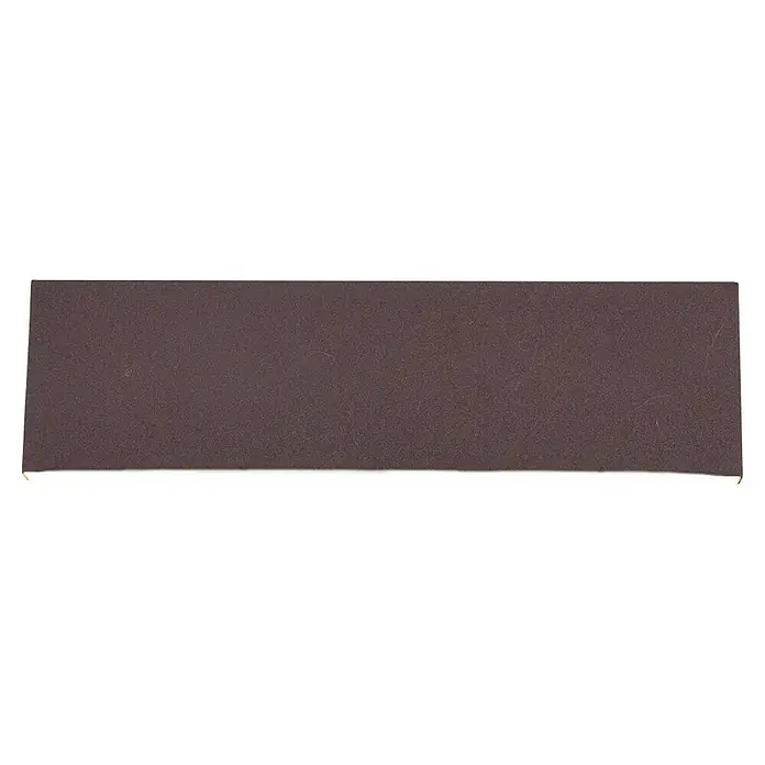 Trio Lighting Aplique de pared Concha - 12 W, L x An x Al: 4,5 x 8 x 28 cm, Óxido - Primer plano de un papel de lija rectangular oscuro, ideal para alisar superficies.