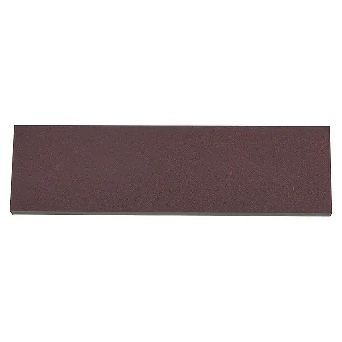 Trio Lighting Aplique de pared Concha - 12 W, L x An x Al: 4,5 x 8 x 28 cm, Óxido - Primer plano de una piedra de afilar rectangular burdeos, ideal para herramientas y cuchillos. Precisión y durabilidad para resultados óptimos.