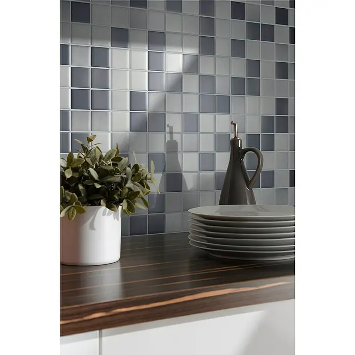Mosaikfliese Quadrat Mix CD 212 - 30,6 x 30,6 cm, Weiß/Grau, Matt - Nahaufnahme der selbstklebenden Mosaikfliesen in Grau und Weiß. Ideal für die moderne Küchengestaltung und einfache Montage.