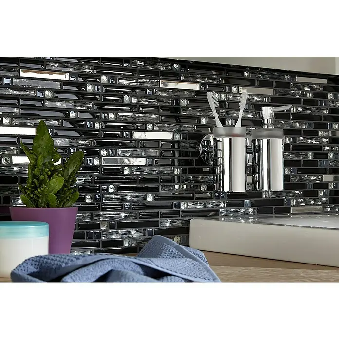 Mosaikfliese Crystal Mix - 29,8 x 33,8 cm, Schwarz, Glänzend - Nahaufnahme einer stilvollen Badezimmerarmatur mit schwarzen Mosaikfliesen, Zahnputzbecher und Seifenspender.