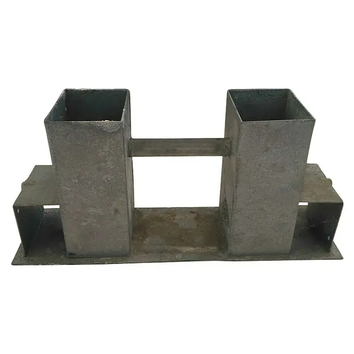 Stabilit Holzstapelhalter - Stahl, Variable Abmessung, 1 Stk. - Ein metallenes Gestell mit zwei quadratischen Säulen und einer verbindenden Strebe, platziert auf einer rechteckigen Basis.