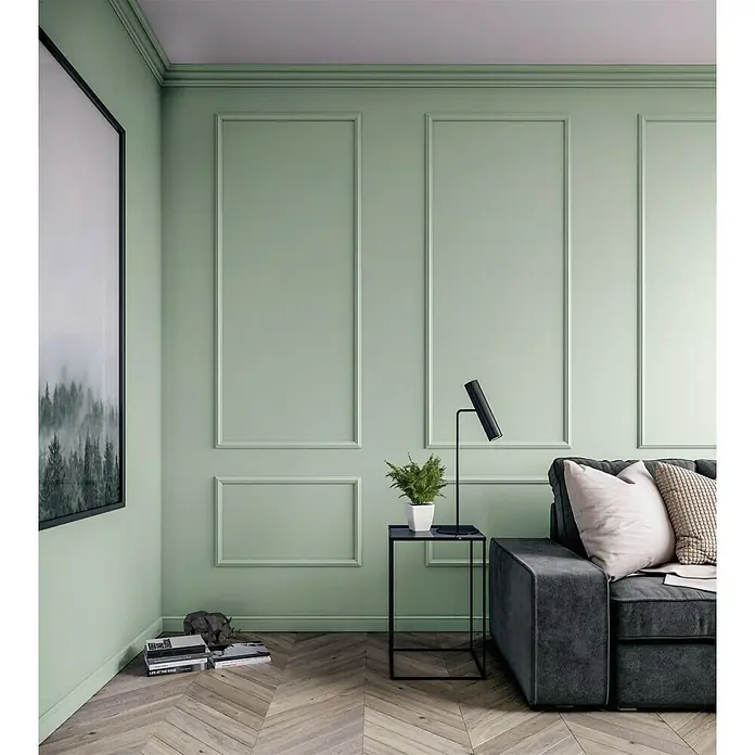 swingcolor Farbtester SIMPLY Wohnraumfarbe - Grün - Nr. 24, Matt, 50 ml - Elegantes Interieur mit mintgrünen Wänden, stilvoller Couch und Beistelltisch mit Lampe. Harmonisches Wohnambiente mit modernem Touch.