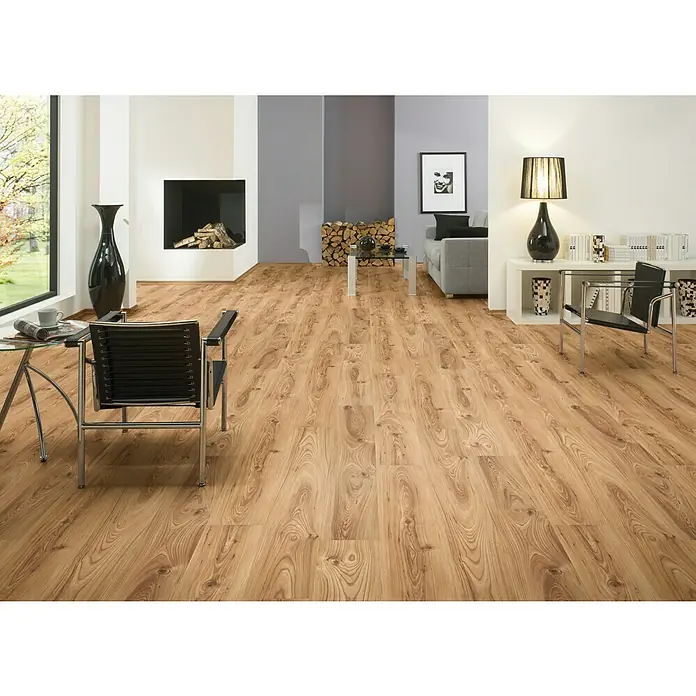 Laminat Deutsche Eiche - 1.285 x 192 x 8 mm, Landhausdiele - Dieses Bild zeigt einen modern eingerichteten Wohnraum mit einem auffälligen Holzboden, der dem Raum Wärme und Charakter verleiht.