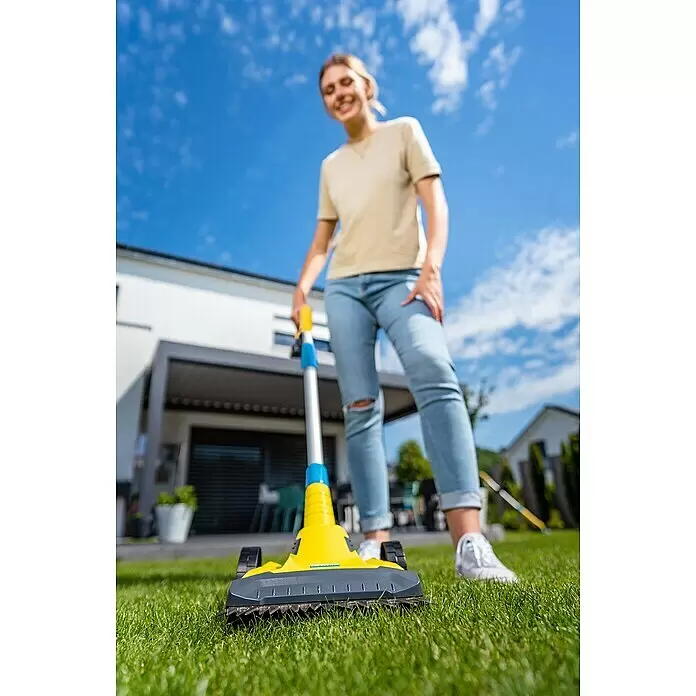 Gloria Power for All 18V Akku-Rasenmäher Grasschere FineCut 18V - 18 V, 1 Akku, Schnittbreite: 25 cm - Gelber Kärcher Rasenlüfter mit grauen Klingen und blauem Griff, auf dem Rasen verwendet.