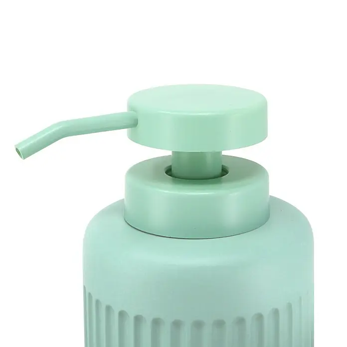 Dispensador de jabón Urban - L x An x Al: 85 x 85 x 136 cm, Plástico, Verde menta - Primer plano de un dispensador de jabón verde claro con salida en ángulo y base acanalada, aislado sobre blanco.
