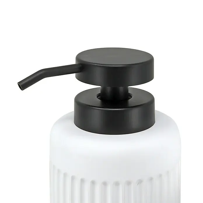 Dispensador de jabón Urban - L x An x Al: 85 x 85 x 136 cm, Plástico, Blanco - Primer plano de un dispensador de jabón blanco con cabezal de bomba negro, que muestra un accesorio de baño moderno y elegante.