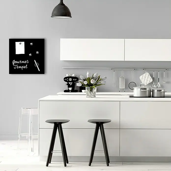 ProArt Memoboard - Schwarz, 50 x 50 cm - Schwarze Gourmet-Tempel-Pinnwand mit Notizzettel, Würfeln und Stift an einer grauen Küchenwand. Elegante Kücheneinrichtung mit Barhockern.