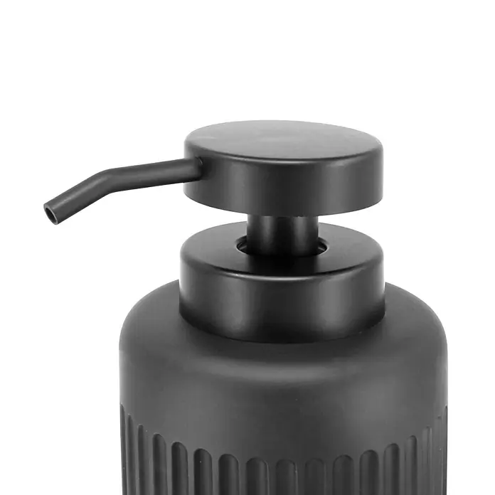 Dispensador de jabón Urban - L x An x Al: 85 x 85 x 136 cm, Plástico, Negro - Primer plano de un dispensador de jabón negro con bomba sobre un fondo blanco.