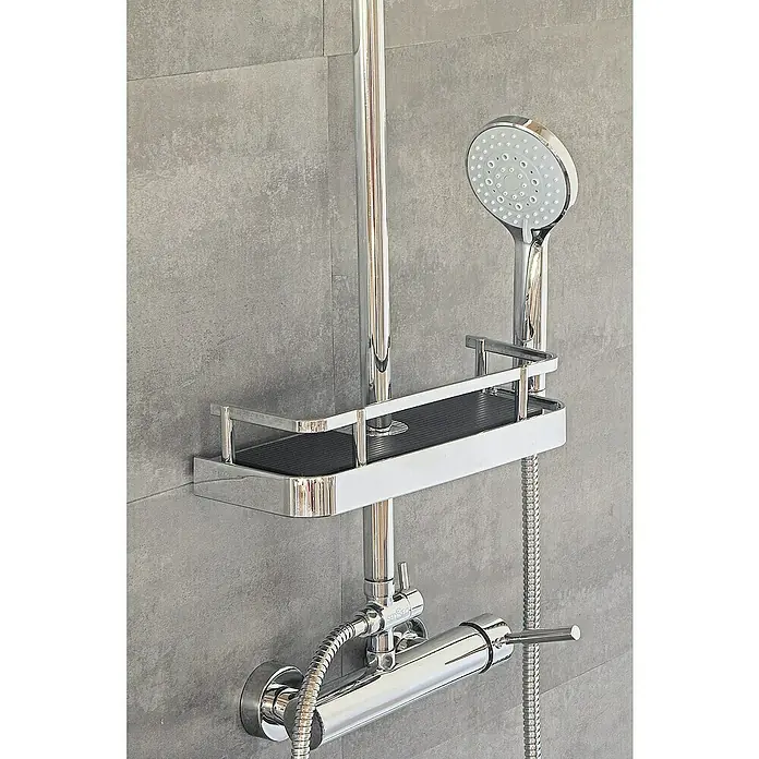Estantería de baño - 11,8 x 34 x 7 cm, Plástico, Cromo - Un panel de ducha cromado con estante y ducha de mano sobre un fondo gris. Diseño elegante para baños modernos.