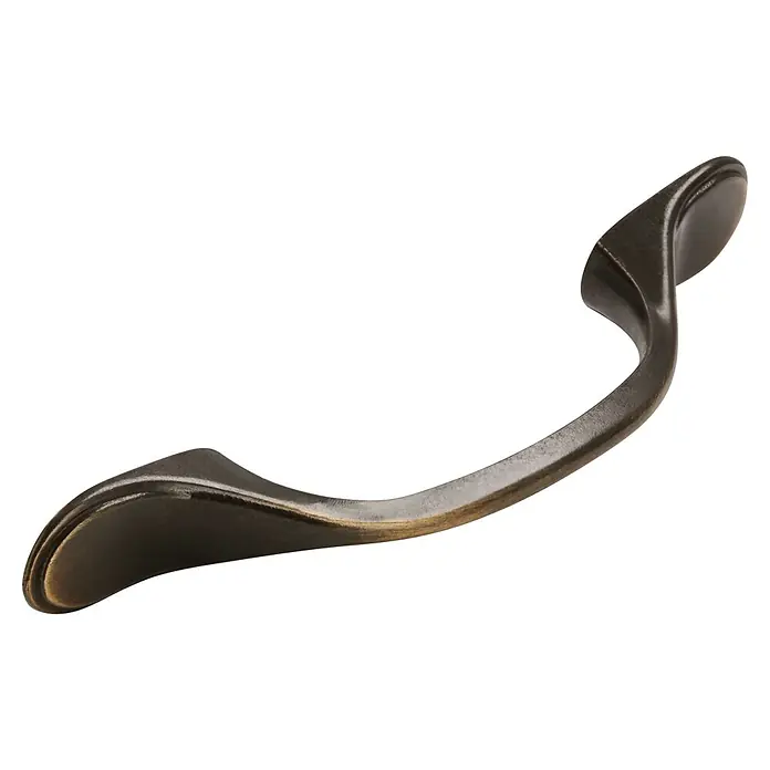 Siro Möbelgriff - Typ Möbelgriff: Bügel, L x B x H: 126 x 16 x 25 mm, Stahl, Braun - Nahaufnahme eines bronzefarbenen Schrankgriffs mit geschwungenem Design vor einem neutralen schwarzen Hintergrund.