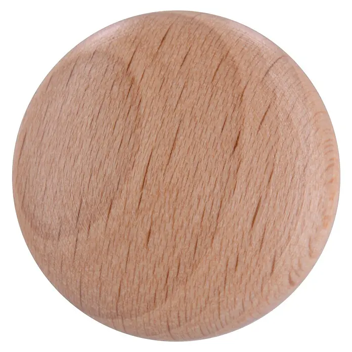 Siro Möbelgriff - Typ Möbelgriff: Knopf, Ø x H: 30 x 26 mm, Buche, Lackiert - Nahaufnahme einer runden, hellbraunen Holzkugel mit feiner Maserung. Ideal als dekoratives Element oder Bastelmaterial.