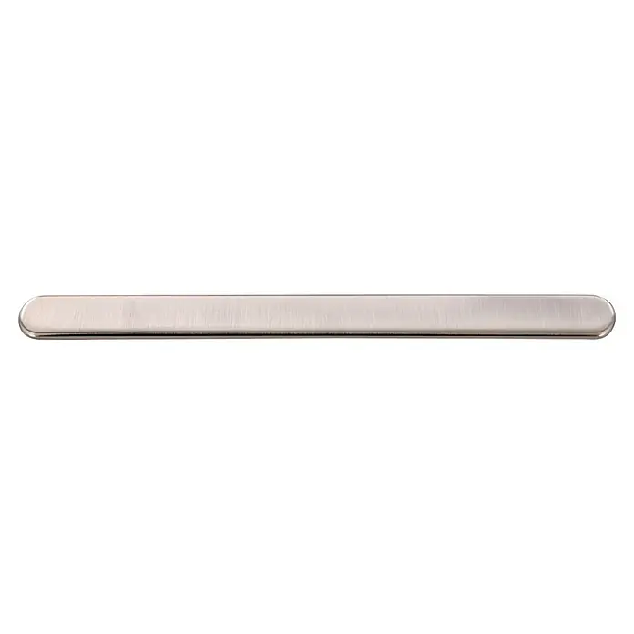 Siro Möbelgriff - Typ Möbelgriff: Bügel, L x B x H: 138 x 10 x 32 mm, Stahl, Silber - Ein länglicher, rechteckiger, gebürsteter Silbergegenstand mit abgerundeten Enden. Ideal für stilvolle Akzente.