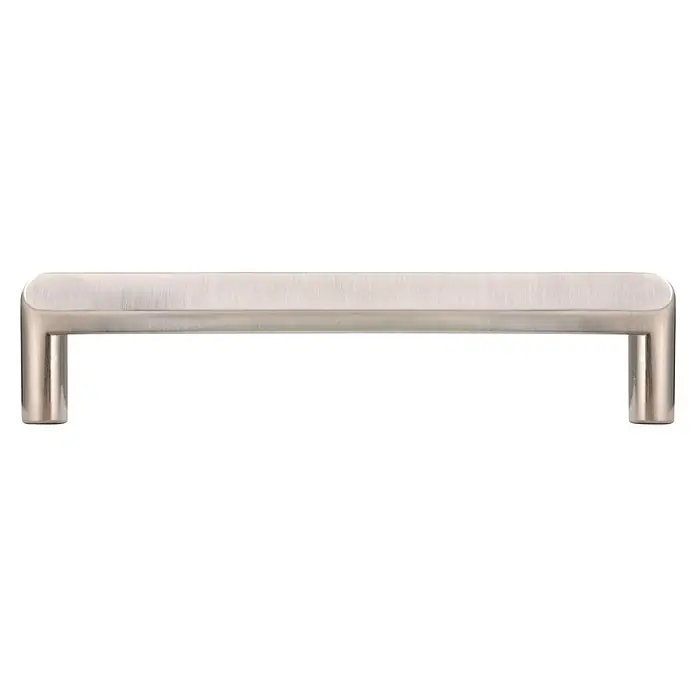 Siro Möbelgriff - Typ Möbelgriff: Bügel, L x B x H: 138 x 10 x 32 mm, Stahl, Silber - Nahaufnahme eines schicken, gebürsteten Nickel-Schrankgriffs mit klaren Linien und subtiler Eleganz. Ideal für moderne Möbel.
