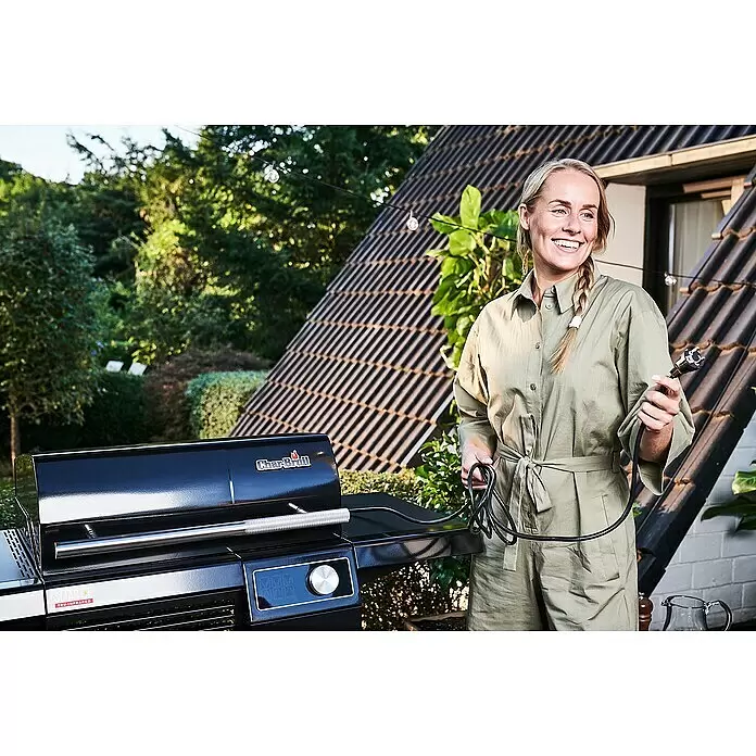 Char-Broil Elektrogrill Smart E - Grillfläche (B x T): 57 x 39 cm, 2,4 kW - Eine Frau schließt einen schwarzen Char-Broil Elektrogrill für das Outdoor-Kochen an.