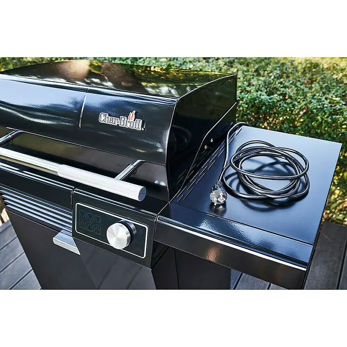 Char-Broil Elektrogrill Smart E - Grillfläche (B x T): 57 x 39 cm, 2,4 kW - Nahaufnahme eines schwarzen Char-Broil Grills mit Bedienelementen und Stromkabel auf einer Terrasse.