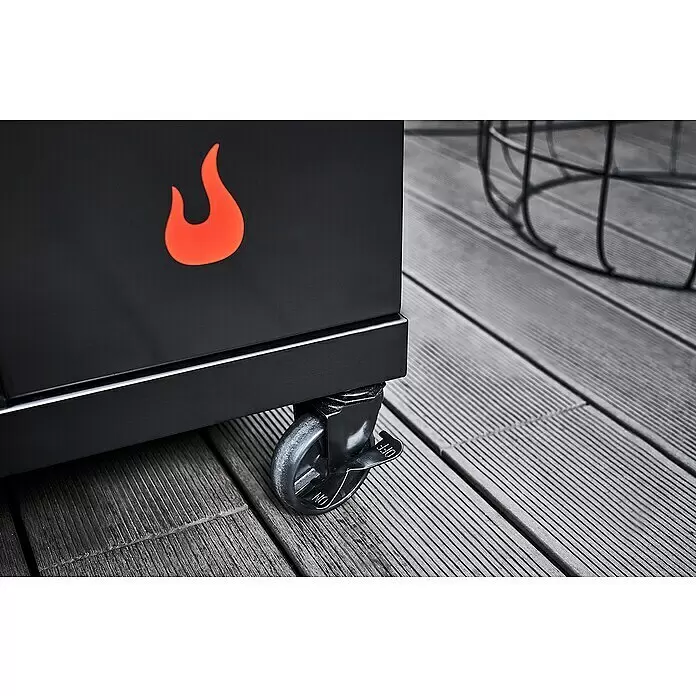 Char-Broil Elektrogrill Smart E - Grillfläche (B x T): 57 x 39 cm, 2,4 kW - Schwarze Einheit mit Flammen-Logo und Lenkrolle auf grauen Terrassendielen. Rad hat ON/OFF-Bremse.